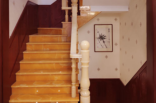 龙游中式别墅室内汉白玉石楼梯的定制安装装饰效果